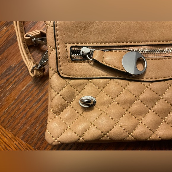 Nice Quilted Silver Hardware Wristlet Detachable Adjustable Strap Bag! - Picture 4 of 16